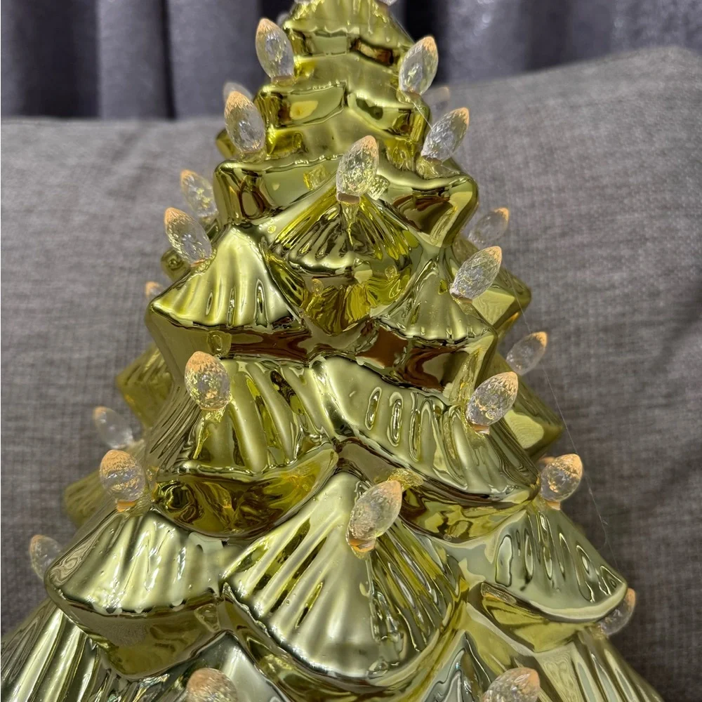 Nostalgic Gold Christmas Tree - Picture 3 of 4